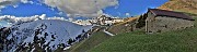 33 Son salito sul bel dosso panoramico con questa baita ed ora scendo sulla strada
